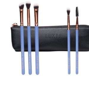 LUXIE Brush set with pouch. NWT